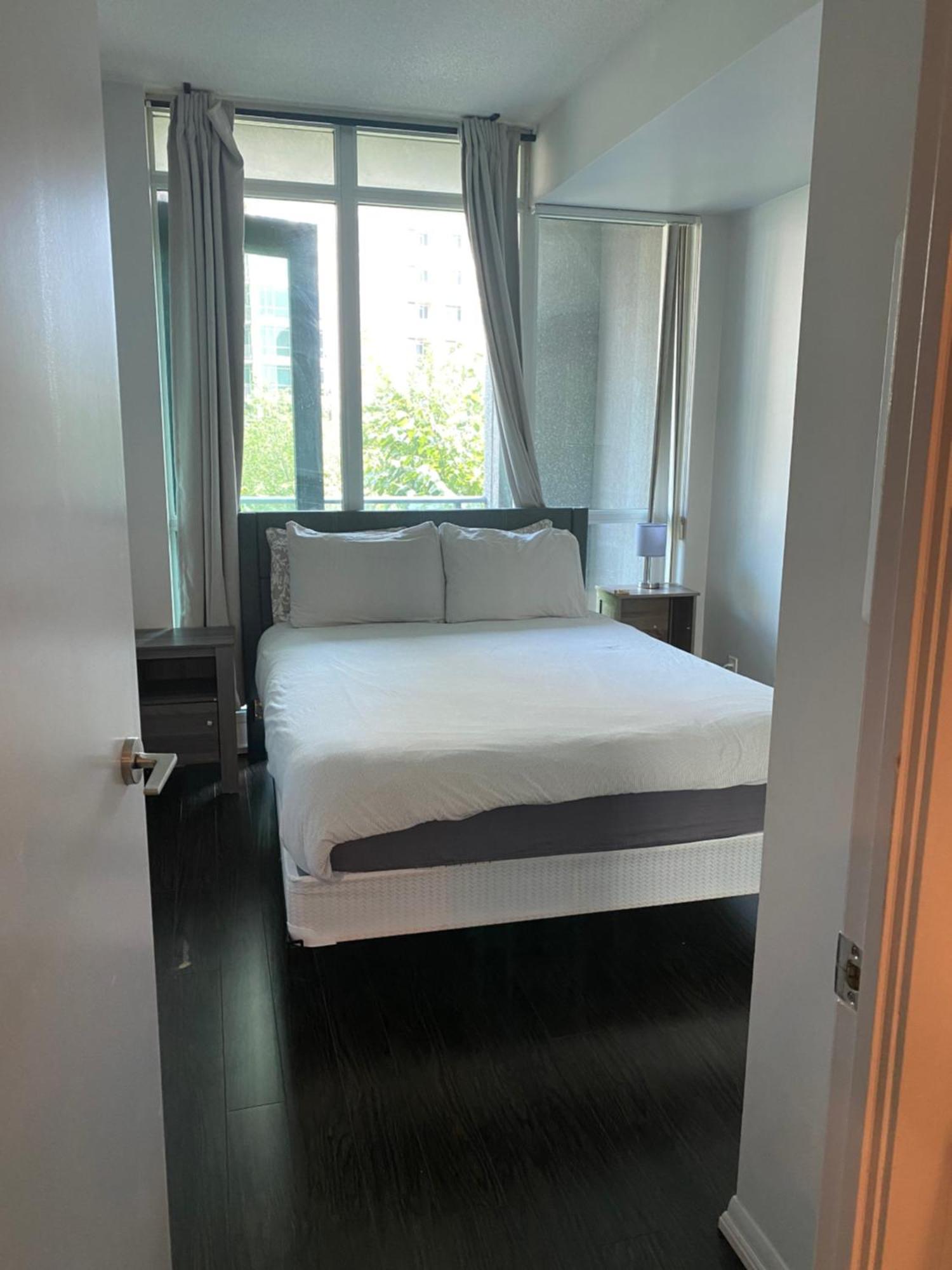 Executive 1 Bedroom Condo Sleeps 2 Торонто Екстериор снимка