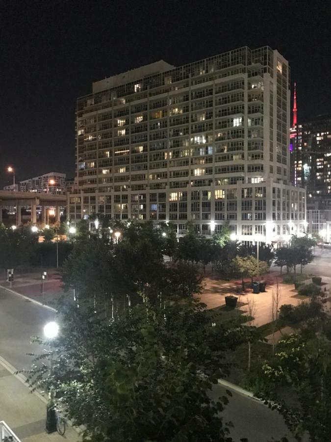 Executive 1 Bedroom Condo Sleeps 2 Торонто Екстериор снимка