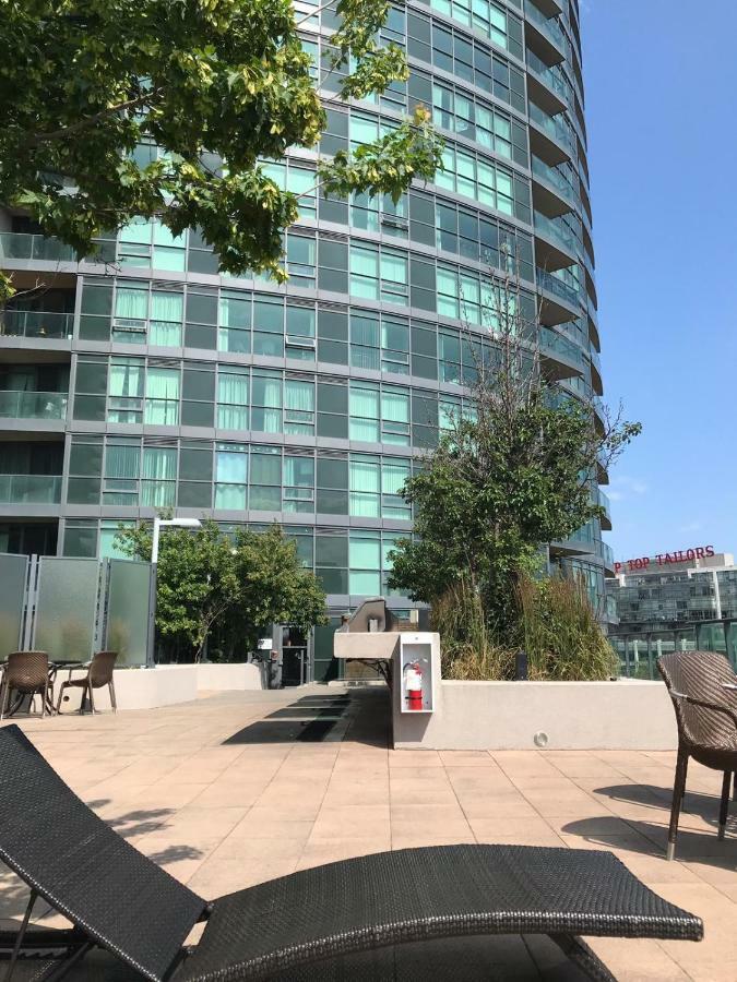 Executive 1 Bedroom Condo Sleeps 2 Торонто Екстериор снимка