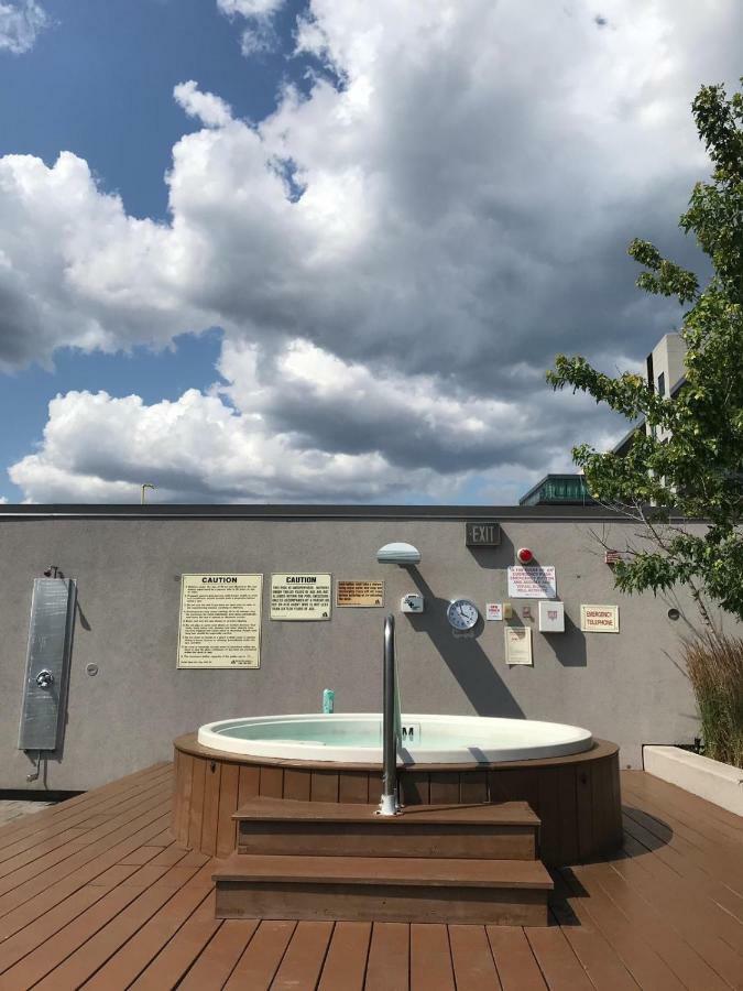 Executive 1 Bedroom Condo Sleeps 2 Торонто Екстериор снимка