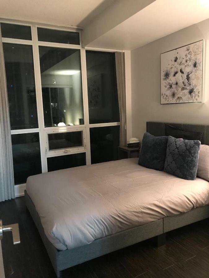 Executive 1 Bedroom Condo Sleeps 2 Торонто Екстериор снимка