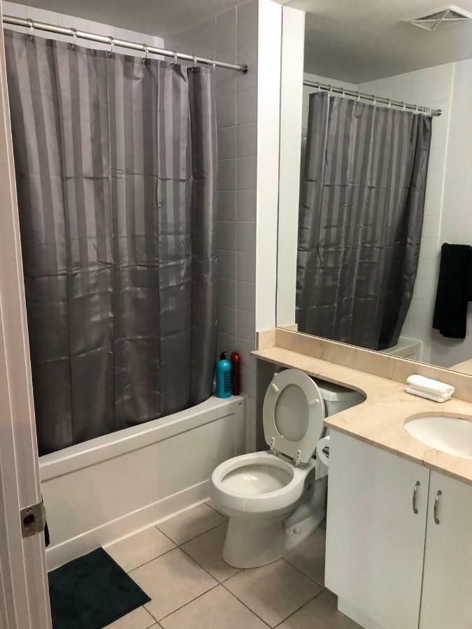 Executive 1 Bedroom Condo Sleeps 2 Торонто Екстериор снимка