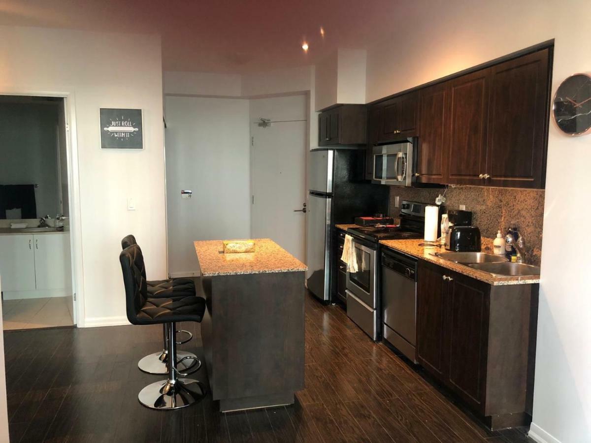 Executive 1 Bedroom Condo Sleeps 2 Торонто Екстериор снимка