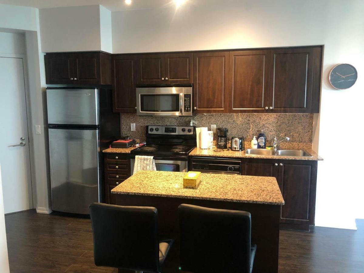 Executive 1 Bedroom Condo Sleeps 2 Торонто Екстериор снимка